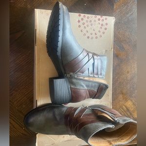 Size 6.5 Grey/Coffee Euro Soft booties